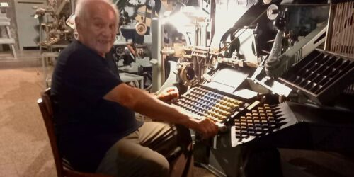 El Oficio de «Escribir al revés» y el robot de 7 mil piezas.